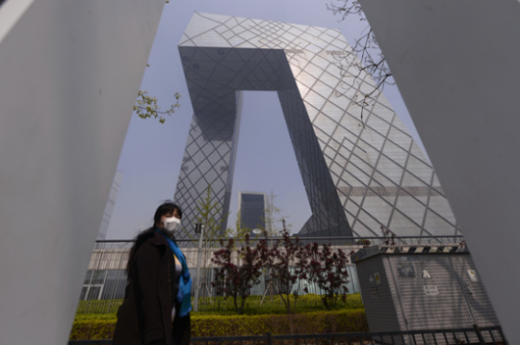 A woman wears a mask while walking on Guanghua Road in Beijing on April 9, 2015 as the   city is shrouded in haze for a second day. (Photo: China Daily/Wei Xiaohao)