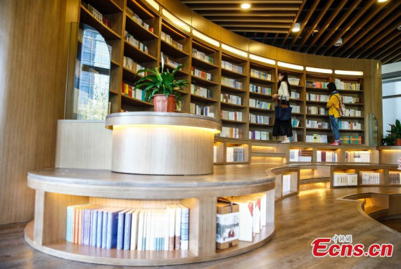 Readers bury themselves in books in a newly opened Sanlian Bookstore in Beijing on April 23, 2015. The book store is the second in Beijing that runs 24 hours a day. (Photo: China News Servcie/ Zhang Hao)