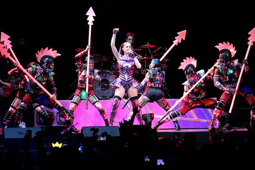 American pop star Katy Perry makes her Shanghai debut singing to a capacity crowd at the Mercedes-Benz Arena on Tuesday night.