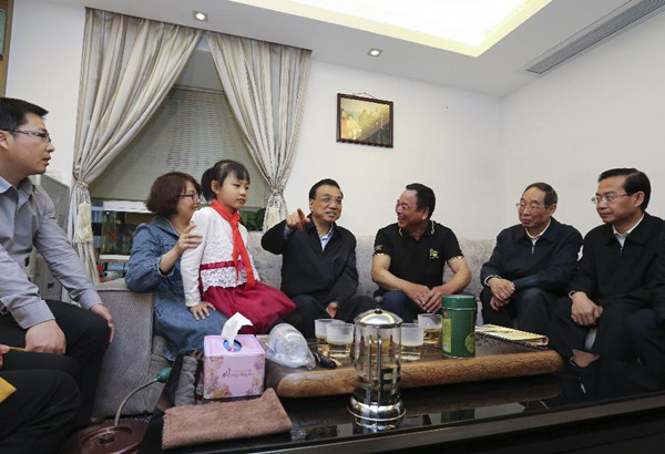 Chinese Premier Li Keqiang visits a family which he visited 7 years ago in a community in Fuzhou, capital of southeast China's Fujian Province, April 23, 2015. Li visited cities of Xiamen, Quanzhou and Fuzhou of Fujian province from April 22 to 24. (Photo: Xinhua/Ding Lin)