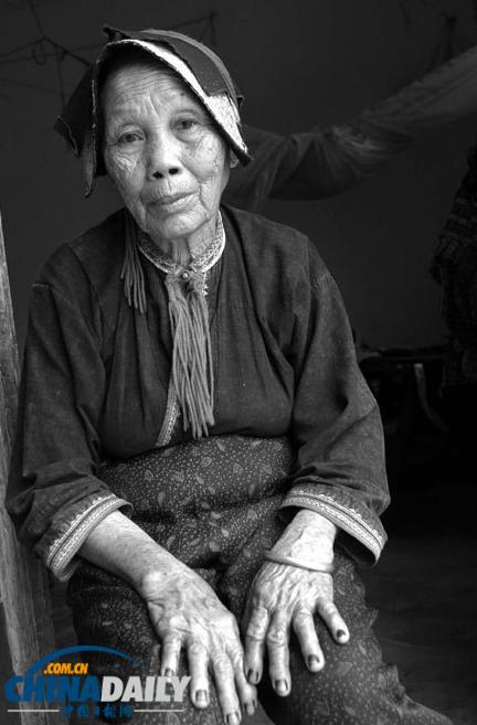 Deng Yumin was born in Shiqi Village, Baoting, Hainan Province, in 1926. Deng was raped by Japanese soldiers at the age of 16 and forced into sex slavery until the surrender of Japan in 1945. (File photo: China Daily/Chen Qinggang)