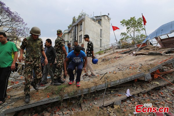 Rescue work is going on in Kathmandu, capital of Nepal, April 25, 2015. (Photo: China News Service)