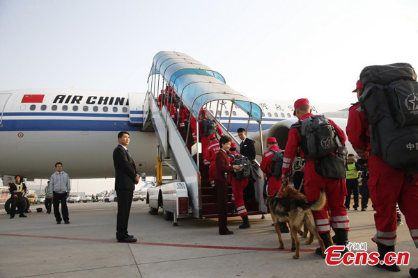 The 62-strong China International Search & Rescue Team leaves for Nepal at around 6 a.m. Sunday Beijing time to carry out humanitarian rescue in the quake-hit country, April 26, 2015.  (Photo: China News Service/Zhang Hao)