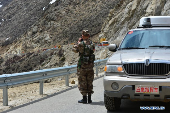 A soldier collects traffic information of No. 318 national road in Nyalam County, southwest China's Tibet Autonomous Region, April 26, 2015. China is mobilizing all kinds of resources from rescue teams to relief supplies to the earthquake-hit Tibet Autonomous Region and the neighboring Nepal on the other side of the world's highest mountain. (Xinhua/Zhang Zhen)