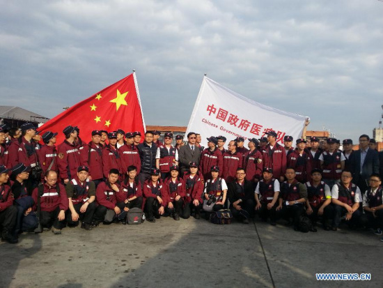 Chinese Ambassador to Nepal Wu Chuntai (C) poses for photos with members of a Chinese medical team at the Tribhuvan International Airport in Kathmandu, capitol of Nepal, April 27, 2015. A 58-strong Chinese Government Medical team arrived in Nepal Monday morning to carry out humanitarian mission after the country was struck by a powerful earthquake at midday Saturday. (Xinhua/Zhou Shengping)