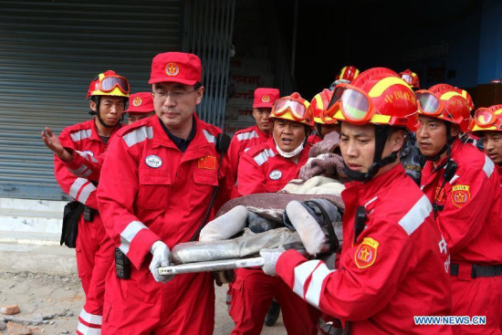Members of China International Search and Rescue Team transfer a survivor in Kathmandu, capital of Nepal, on April 26, 2015. China International Search and Rescue Team rescued the first survivor during its humanitarian mission following a fatal quake in Nepal. (Xinhua/Bai Yang)