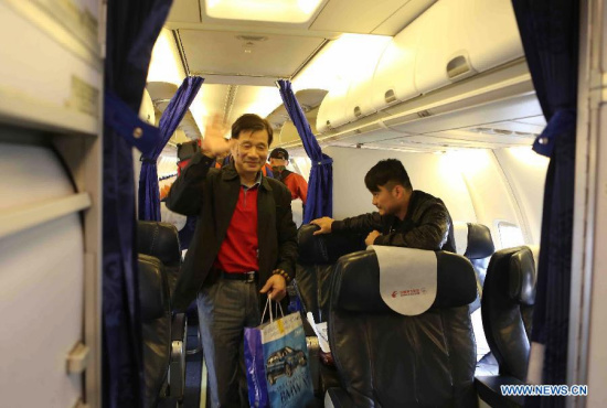 Chinese passengers arrive in Kunming, capital of southwest China's Yunnan Province, April 26, 2015. A total of 230 passengers stranded in the quake-hit Nepal returned home by China Eastern Airlines flights on Sunday. (Xinhua/Li Long)