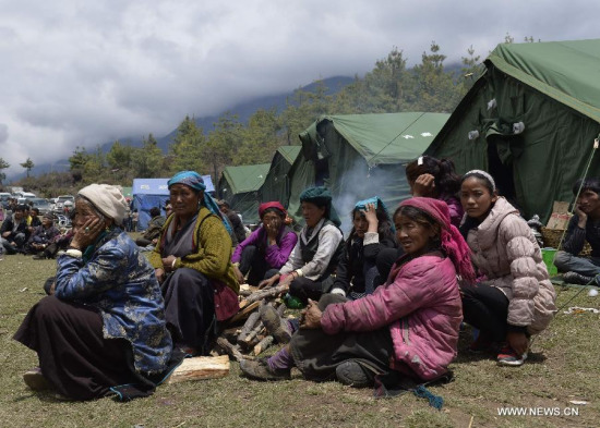 Villagers rest outside tents in Gyirong County in Xigaze, southwest China's Tibet Autonomous Region, April 26, 2015. The death toll in Tibet has climbed to 17 and the number of the injured stood at 53, after an 8.1-magnitude earthquake struck neighboring Nepal on Saturday, local authorities said Sunday. (Xinhua/Liu Dongjun)