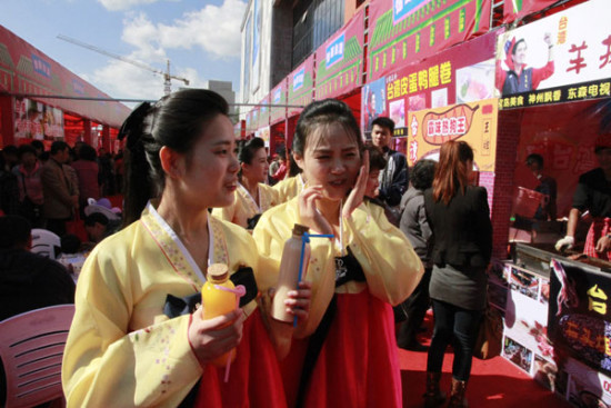 DPRK women attend a cross-border trade fair in Dandong. (Photo/China Daily)