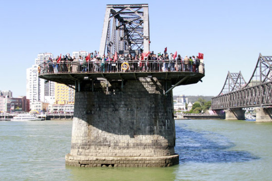 Visitors stand on the Broken Bridge on the Dandong side to get a view of the DPRK. (Photo/China Daily)