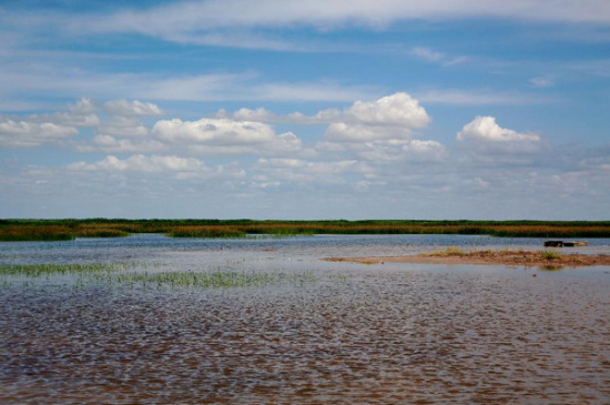 This photo taken on July 13, 2012 shows a picturesque scene of Ulansuhai Nur in Bayannur, North China's Inner Mongolia autonomous region. The lake was refilled with 34 million cubic meters of water in March, as it had suffered an influx of agricultural, industrial and domestic sewage and was in short supply of clean water. (File Photo/Xinhua)