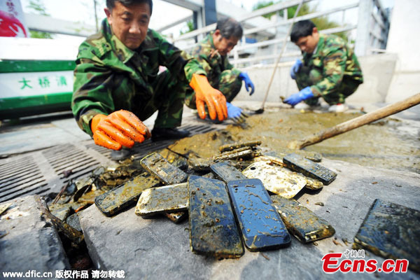 Cleaners discovered phones in a public toilet near a railway station in Wuchang, East China's Jiangxi province, during a cleaning operation on April 27, 2015. (Photo/IC)