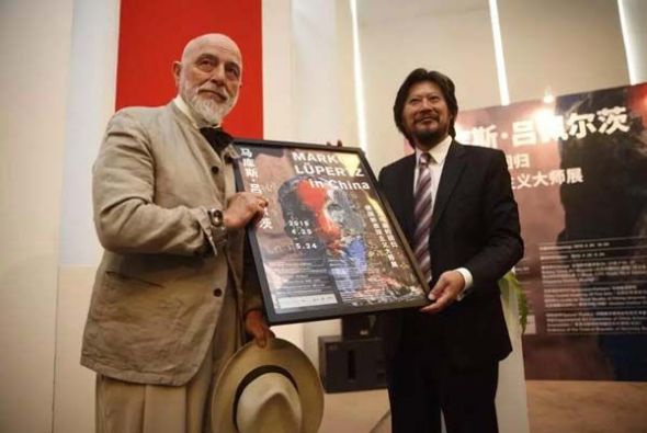 Neo-Expressionist artist Markus L��pertz (L) shows his works in Beijing. (Photo/CCTV)