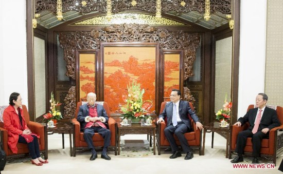 Chinese PremierLi Keqiang(2nd R) meets with Jao Tsung-I (2nd L), emeritus professor of the University of Hong Kong and a member to China's Central Research Institute of Culture and History (CRICH), in Beijing, capital of China, April 27, 2015. (Xinhua/Huang Jingwen)