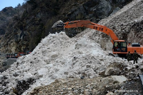 A navvy of armed traffic police repairs a snowslide affected road to quake-hit Jilung County in Xigaze City, southwest China's Tibet Autonomous Region, April 27, 2015. (Xinhua/Chen Tianhu)