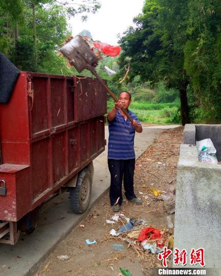 Zhou Shanyu transports rubbish in Luohe village of Liuzhou, Southwest China's Guangxi Zhuang autonomous region, on April 28, 2015. (Photo/chinanews.com.cn)