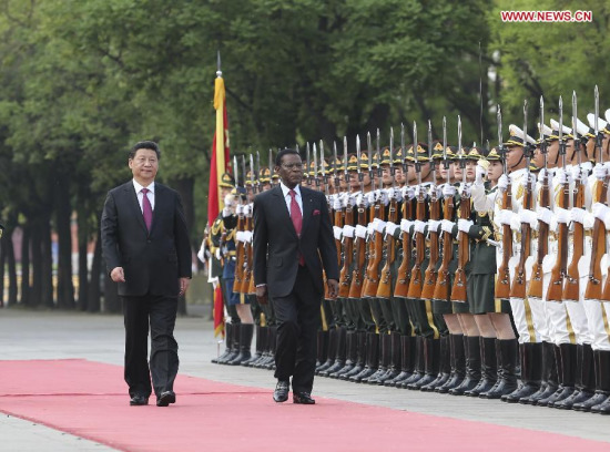 Chinese President Xi Jinping (L) holds a welcoming ceremony for President Teodoro Obiang Nguema Mbasogo of the Republic of Equatorial Guinea before their talks in Beijing, capital of China, April 28, 2015. (Xinhua/Liu Weibing)