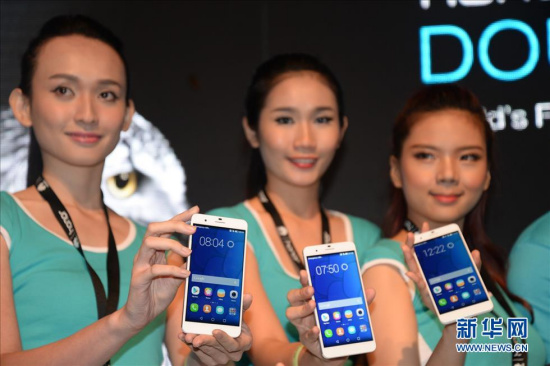 Models show Honor 6 Plus at the celebration of the first year anniversary of the Honor brand in Malaysia, April 28, 2015. (Photo: Xinhua/Wang Dawei)