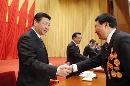 President Xi Jinping (left) shakes hands with an outstanding worker of the country at the Great Hall of the People in Beijing, April 28, 2015. (Photo/Xinhua)