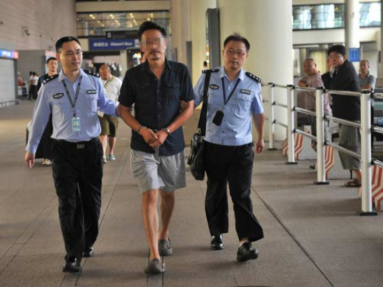 An unidentified fugitive returns from Indonesia to China in September. The judicial authorities are intensifying efforts to extradite fugitives so they can stand trial. (Photo/Xinhua)