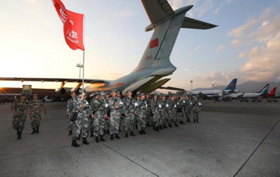 Medical staff from Chengdu Military District gather before boarding a IL-76 transportation plane heading for Nepal's capital Kathmandu in Chengdu, April 27, 2015. (Photo/Xinhua)