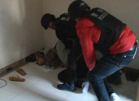 Guangzhou police catches a foreign suspect in an operation. (Screenshot from Guangdong TV)