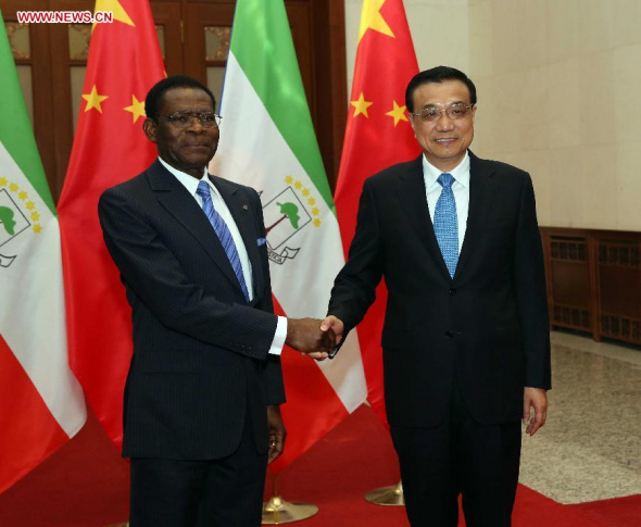 Chinese Premier Li Keqiang (R) meets with President of Equatorial Guinea Teodoro Obiang Nguema Mbasogo in Beijing, capital of China, April 29, 2015. (Photo: Xinhua/Liu Weibing) 