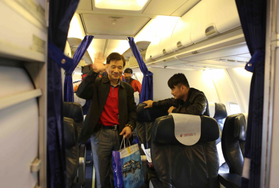 Chinese passengers arrive in Kunming, capital of Southwest China's Yunnan province, April 26, 2015. [Photo/Xinhua] 