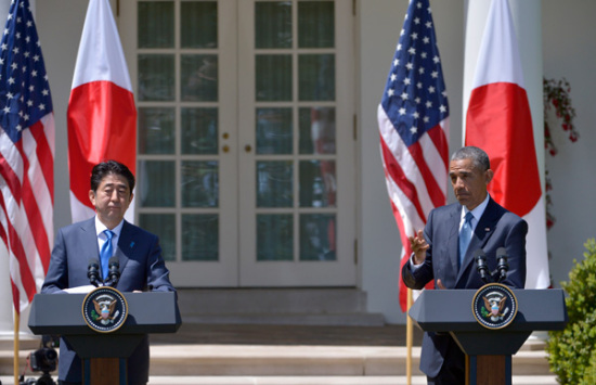 U.S. President Barack Obama holds a news conference with Japanese Prime Minister Shinzo Abe at the White House on Tuesday.(Photo/Xinhua)