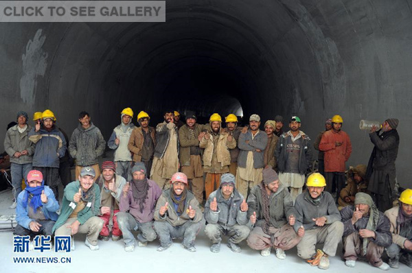 The picture taken on March 24, 2015, shows Pakistani construction workers from the China Road and Bridge Corporation taking a group photo in front of a tunnel in northern Pakistan. The Karakoram Highway, also known as the Sino-Pakistan Friendship Highway, was built by the governments of the two countries in 1966. The highway connects Kashgar in northwest China's Xinjiang Uygur Autonomous Region with northern Pakistan. (Photo: Xinhua/Huang Zongzhi)