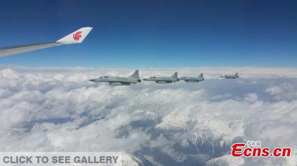 JF-17 fighter jets from Pakistani Air Force escort the plane of Chinese President Xi Jinping, as it enters Pakistani air space on Monday, April 20, 2015. Pakistan is the first stop of Xi's first overseas trip this year. It is a diplomatic etiquette commonly adopted by countries to escort a foreign leader's plane with fighters during a state visit, aimed at showing the importance attached by them to the visit and paying homage to their distinguished guests. (Photo: China News Service/Ouyang kaiyu)