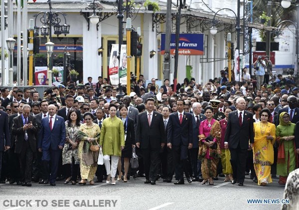 Chinese President Xi Jinping, his wife Peng Liyuan, Indonesian Joko Widodo and his wife Iriana take part in a highly symbolic stroll with other Asian and African leaders to commemorate the historic 1955 Bandung Conference in Bandung, Indonesia, April 24, 2015. (Xinhua/Li Xueren)