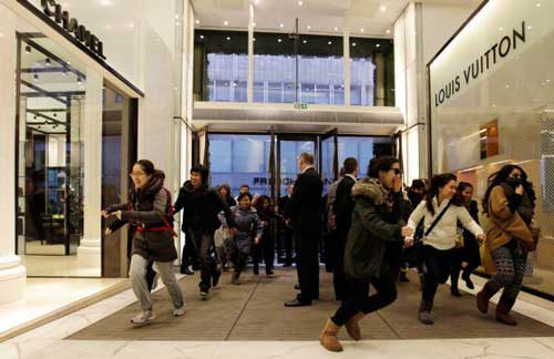 Chinese tourists rush into a store seeking bargains. (Photo/Xinhua)