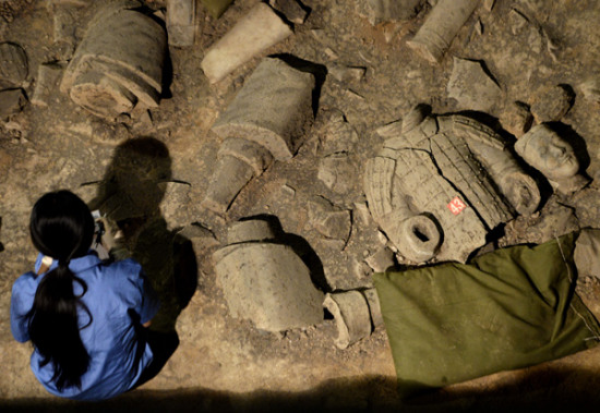 An archaeologist works on an excavation site of terracotta warriors in Xian April 30, 2015.[Photo/Xinhua]