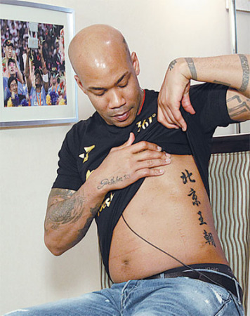 Marbury shows his Chinese-language tatoo, which says Beijing Dynasty. Wu Chuanjing / China Daily