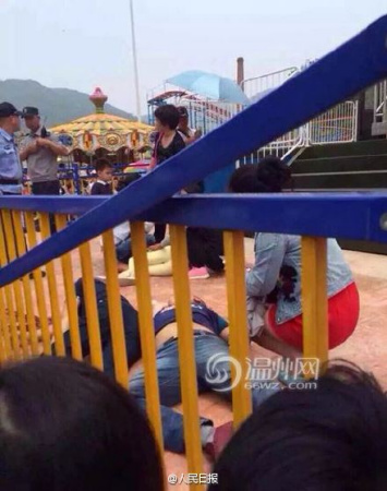 Injured wait for ambulances after falling to the ground. [Photo/weibo.com]