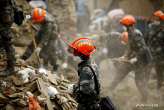 Chinese rescuers work on debris in Sankhu on the outskirts of Kathmandu, Nepal, April 30, 2015. Members of rescue teams from China and Nepal made joint effort to find victims. [Photo/Xinhua]