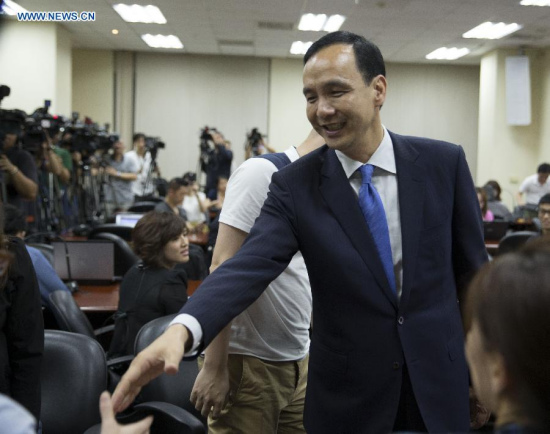 Eric Chu, chairman of the ruling Kuomintang (KMT) party in Taiwan, attends a press conference in Taipei, southeast China's Taiwan, May 1, 2015, the eve of his visit to the Chinese mainland. (Xinhua/Cai Yang)