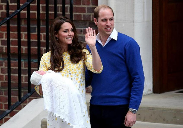 The newborn baby girl makes her first appearance to the public with the Duke of Cambridge and the Duchess outside St. Mary's Hospital in London, on May 2, 2015. (Photo: Xinhua/Han Yan)
