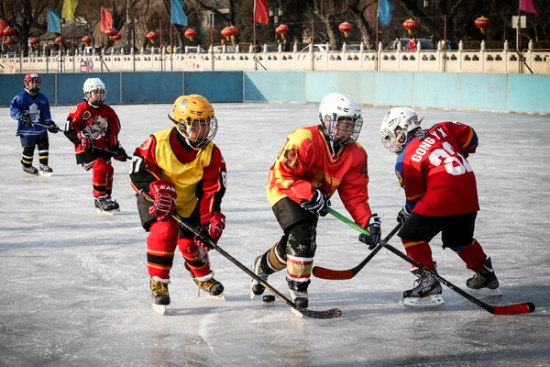 A growing number of children in Beijing have embraced ice hockey, and their families have warmed to the sport as it helps kids build character and health. (Photo/China Daily)