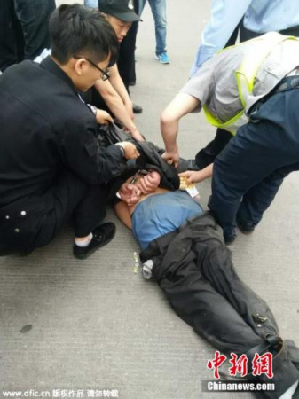An arson suspect is detained on the spot. (Photo/IC)