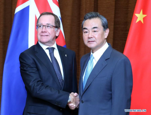 Chinese Foreign Minister Wang Yi (R) holds talks with his New Zealand counterpart Murray McCully in Beijing, capital of China, May 5, 2015. (Xinhua/Yao Dawei)