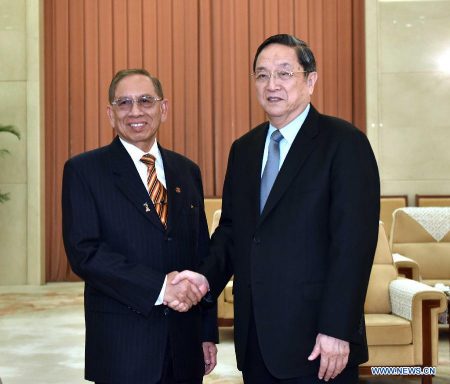 Yu Zhengsheng (R), chairman of the National Committee of the Chinese People's Political Consultative Conference (CPPCC), meets with Malaysian Senate President Abu Zahar in Beijing, capital of China, May 5, 2015. (Xinhua/Li Tao)