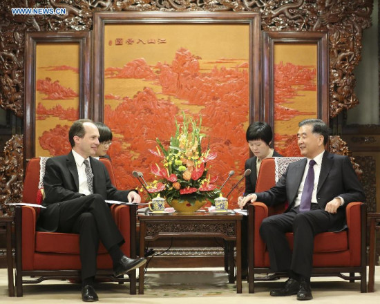 Chinese Vice Premier Wang Yang (R) meets with John Frisbie, president of the U.S.-China Business Council (USCBC), in Beijing, capital of China, May 5, 2015. (Xinhua/Ding Lin)
