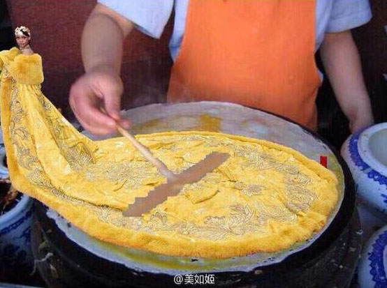 A photoshopped image makes fun of Rihanna's dress by comparing it to a Chinese-style pancake. The pop singer opted for the dress tailor-made by Beijing-based designer Guo Pei at the Met Gala in New York City, May 5, 2015. (Photo/weibo.com)