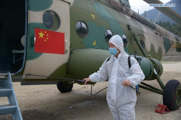 helicopter in Gyirong County, southwest China's Tibet Autonomous Region, May 6, 2015. Three helicopters from China's air force flew to Nepal on Wednesday morning to help with transportation and rescue. (Photo: Xinhua/Wang Shoubao)
