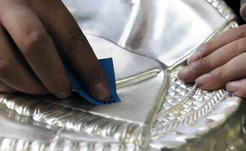 Meng Jianfeng, national senior technician of Beijing Gongmei Group, makes Zanke. (Photo/CNTV) 