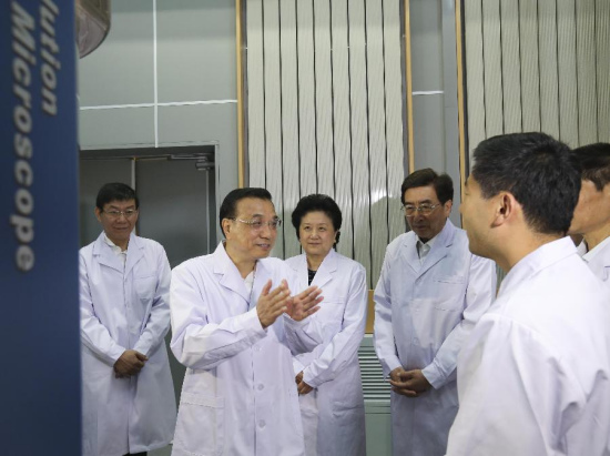 Chinese Premier Li Keqiang (2nd L) visits the Laboratory of Advanced Materials & Electron Microscopy at the Institute of Physics of Chinese Academy of Sciences (CAS) in Beijing, capital of China, May 7, 2015. Li made an inspection tour Thursday at CAS and in Zhongguancun, Beijing's high-tech business hub. (Xinhua/Ding Lin)