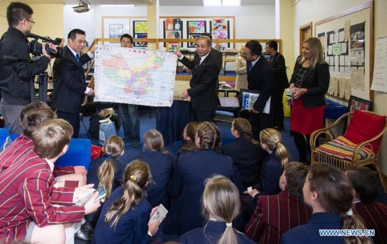 Students from Scotch Oakburn College are presented with a Chinese national map in Launceston, Australia, May 7, 2015. A group of Tasmanian elementary school students have been issued a formal invitation to visit China from President Xi Jinping, after they wrote to him asking the leader to visit Tasmania last year. (Xinhua/Bai Xue)
