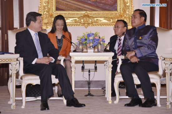 Thai Prime Minister Prayuth Chan-ocha (R, front) meets with Chinese State Councilor Yang Jing (L, front) at the Government House in Bangkok, Thailand, May 7, 2015. (Xinhua/Rachen sageamsak)